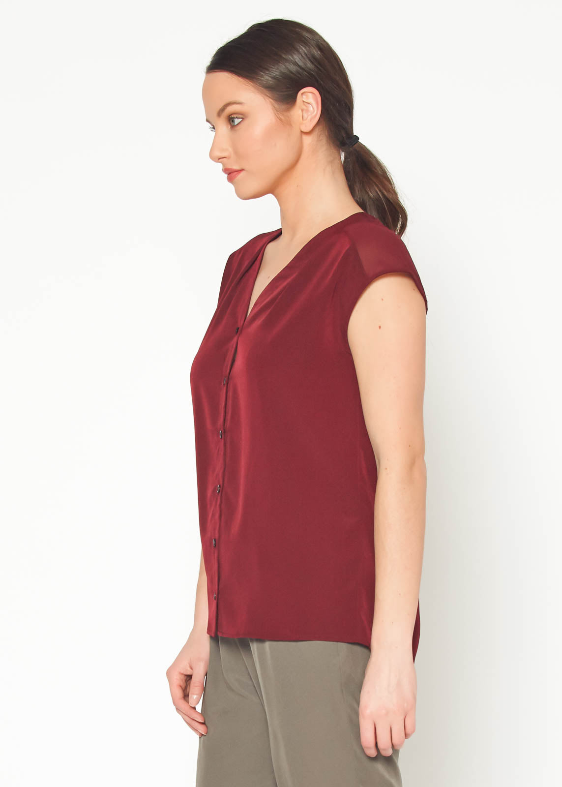 Basic Sleeveless V Neck Button Top In Burgundy