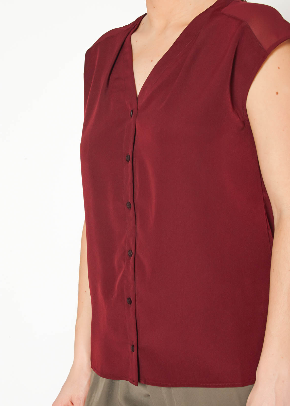 Basic Sleeveless V Neck Button Top In Burgundy